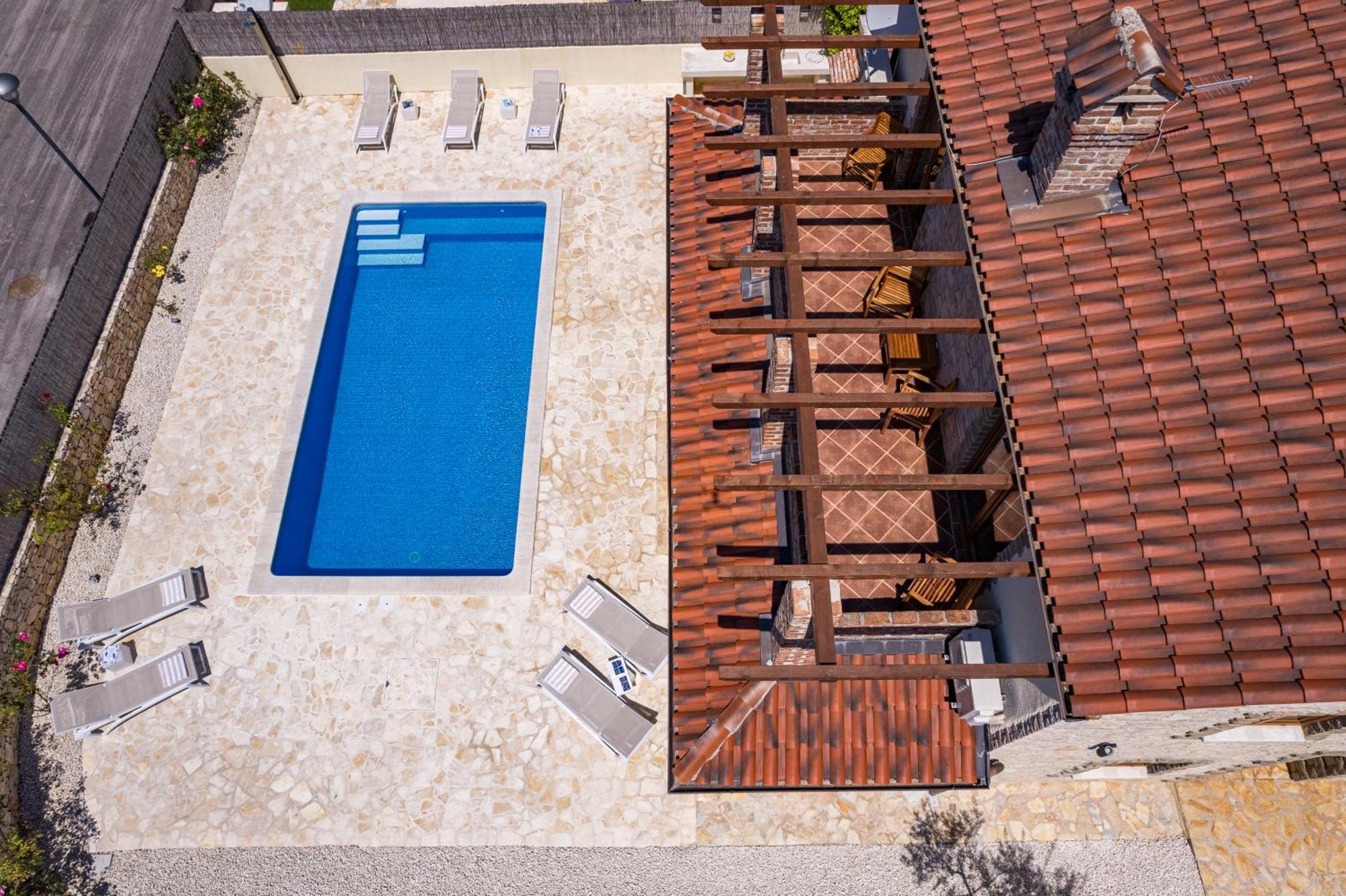 Villa Brioni With Pool By Rentistra Cabrunici Exterior foto